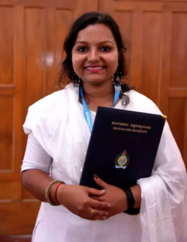 Mangalore University Topper Sandhya's Inspiring Journey from Beedi Rolling to Gold Medal