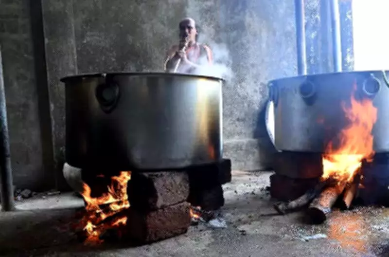 Mangaluru Temple Switches to Firewood Amid LPG Crisis, Serves 2,000 Devotees Daily