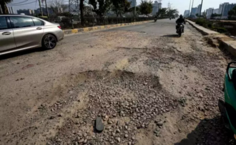 MCG Directs GMDA to Repair Gurgaon Potholes in 48 Hours to Curb Dust Pollution
