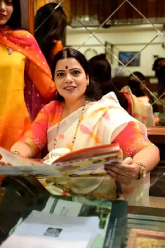 Mumbai Mayor Ritu Tawde Aids Injured Riders After Oil Spill on Vikhroli Flyover