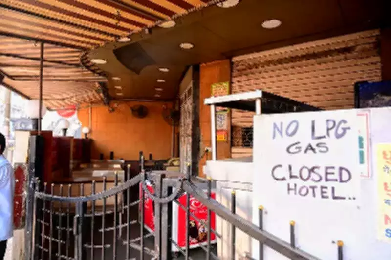 Mumbai Restaurant Crisis Deepens: 7,000 Eateries Shut, 3,000 on Brink Despite LPG Supply Promises