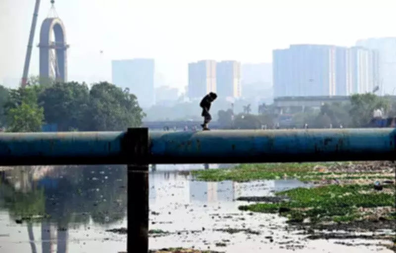 Mumbai's Mithi River Desilting Delay Sparks Flood Fears Ahead of Monsoon
