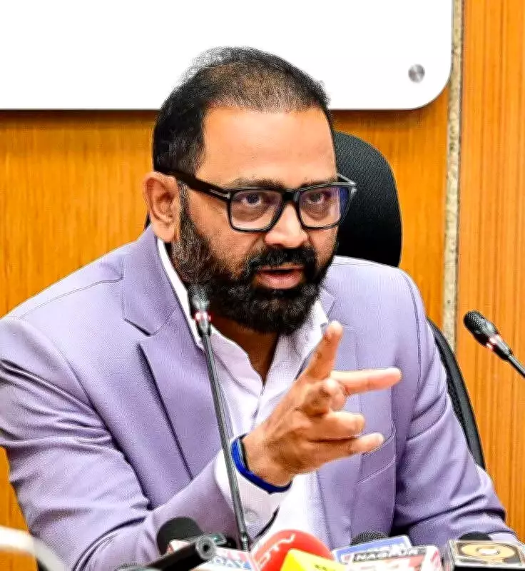 Nagpur Collector Urges Calm, Assures Ample Fuel Stocks Amid Panic Buying