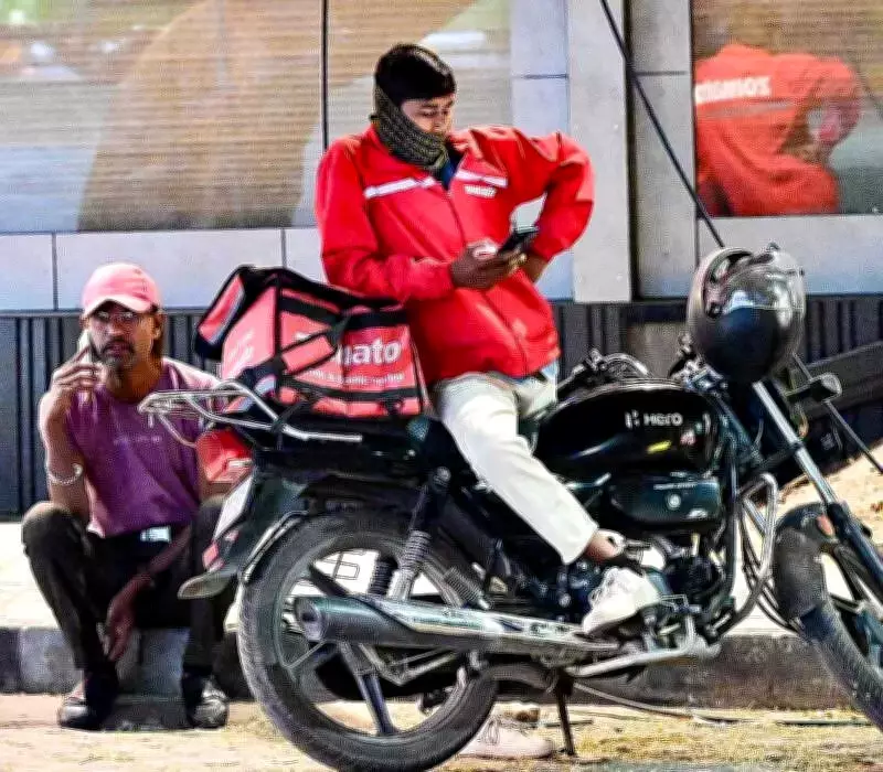 Nagpur Delivery Riders Monitor LPG Shortage Impact on Restaurant Orders