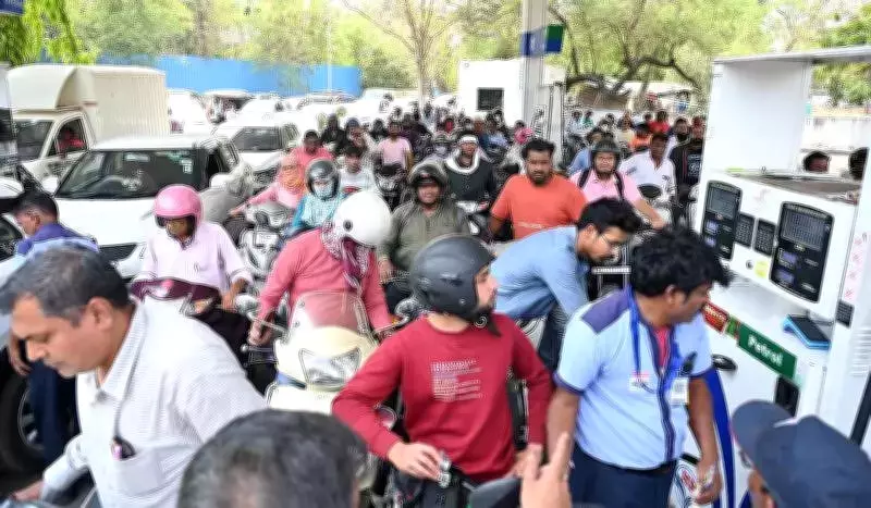 Nagpur Faces Fuel Crisis as Panic Buying Creates Long Queues at Petrol Pumps