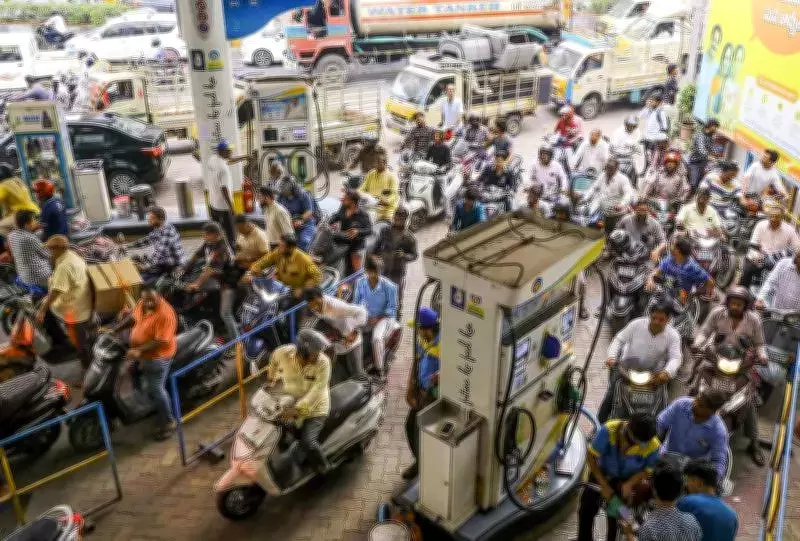 Nagpur Fuel Crisis: Panic Buying Creates Long Queues, Rationing at Pumps