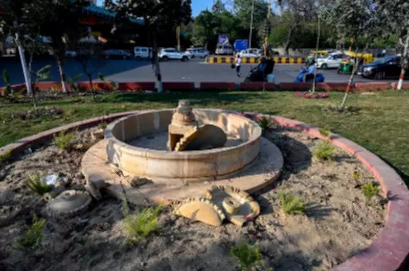 New Delhi's Decorative Fountain Vandalized Days After Installation