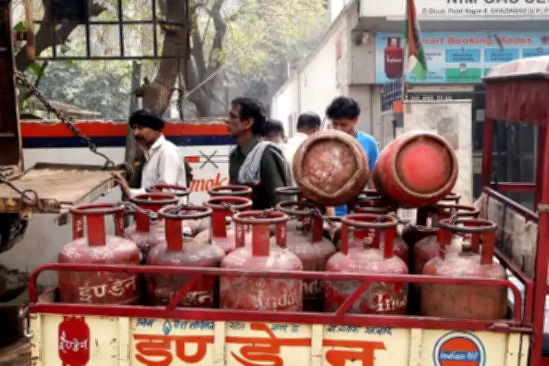 Noida Businesses Struggle as LPG Black Market Prices Soar Amid Supply Restrictions