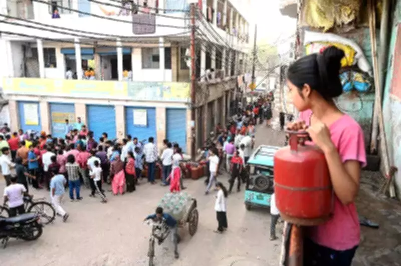 Noida Residents Step Up as LPG Crisis Hits Support Staff, Many Migrants Leave