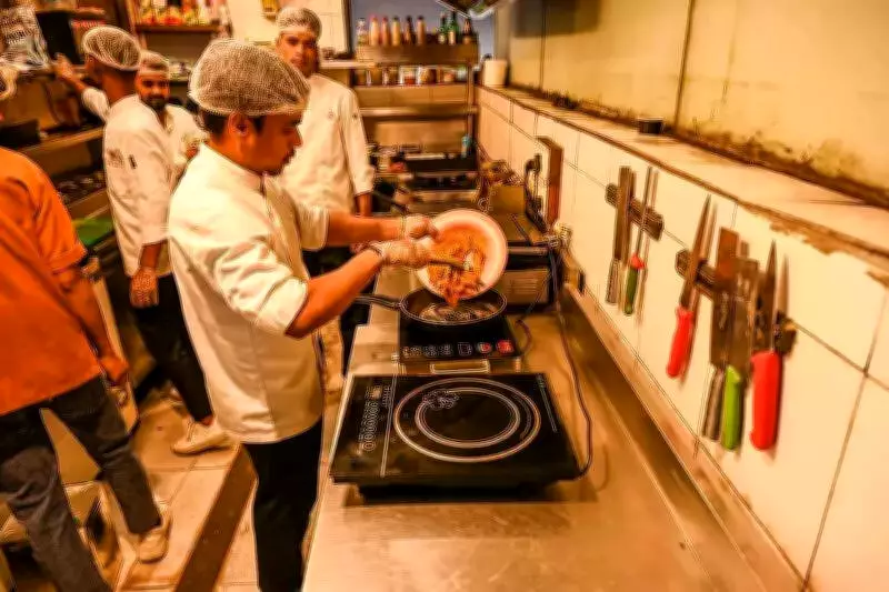 Noida Restaurants, Street Vendors Adapt to LPG Shortage with Electric Kitchens