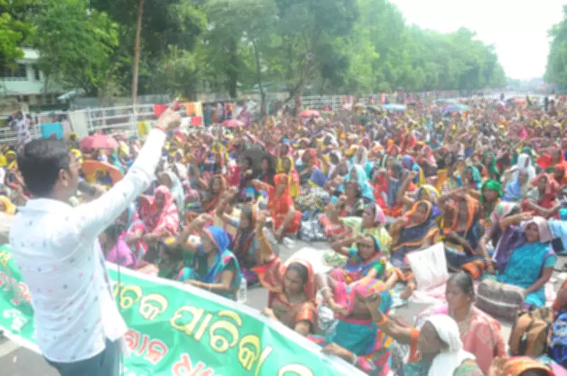 Odisha Midday Meal Workers Protest in Bhubaneswar Over Unpaid Wages and Honorarium Hike