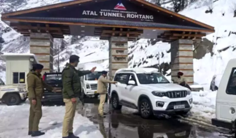 Over 300 Tourist Vehicles Rescued from Himachal Snow, Atal Tunnel Road Remains Closed