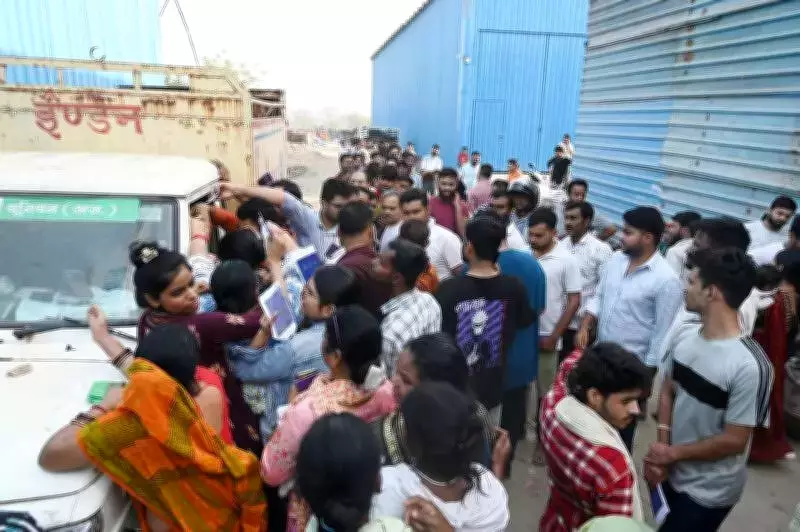 Panic Buying Creates Long Queues at LPG Agencies in Noida and Ghaziabad