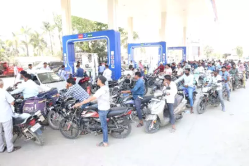 Panic Buying Leads to Fuel Shortages in Chhatrapati Sambhajinagar Amid Rumors
