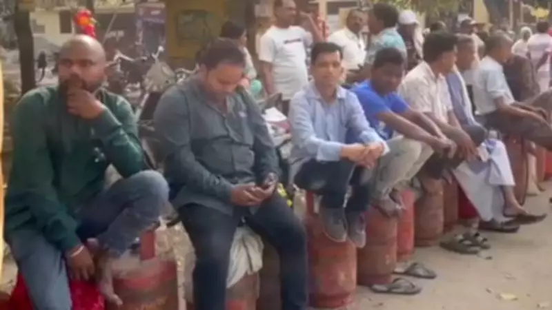Panic Buying of LPG Cylinders in Uttar Pradesh's Basti Amid Price Hike Rumors