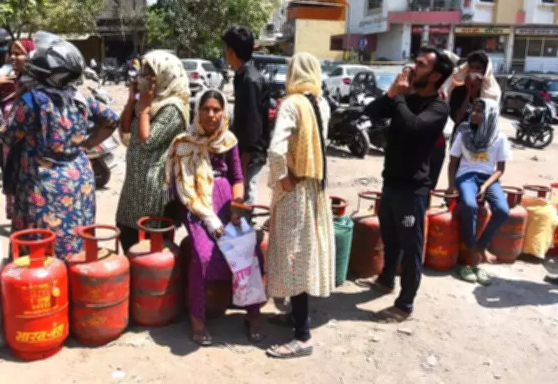 Panic LPG Buying in Maharashtra Creates 1.7 Lakh Cylinder Backlog