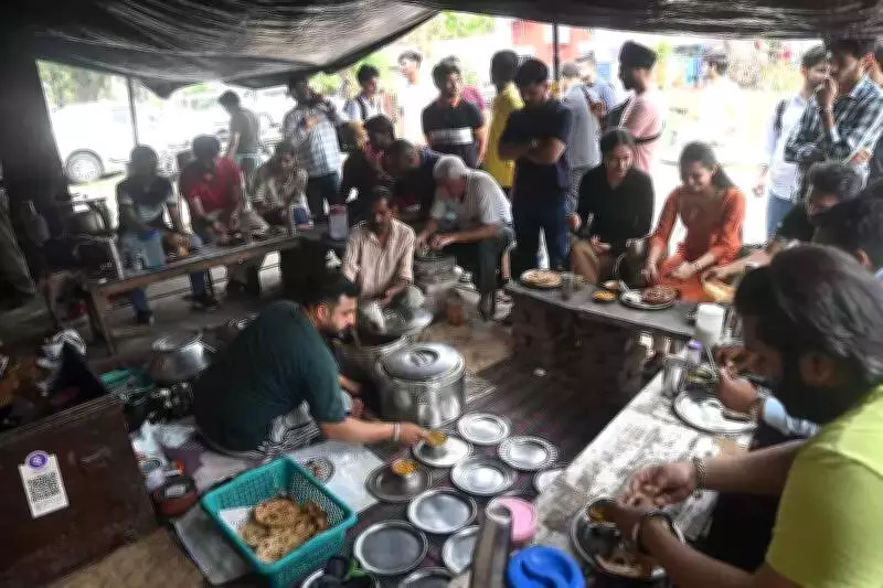 Panjab University Dhaba Thrives Amid LPG Crisis Using Wood-Fired Tandoor