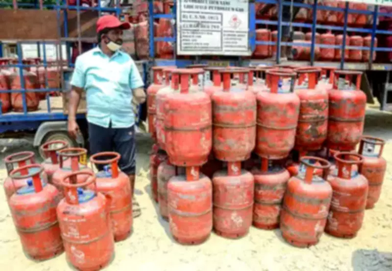 Patna DM Reviews LPG Supply, Cracks Down on Black Marketing