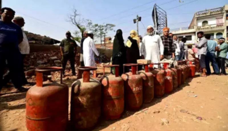 Prayagraj LPG Crisis: e-KYC Rush Adds to Cylinder Shortage Chaos