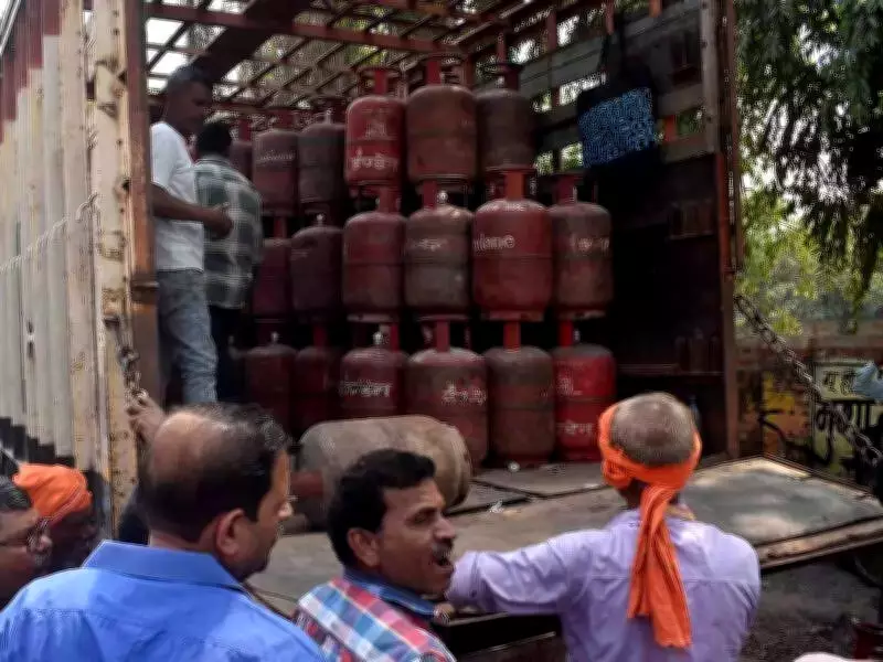 Prayagraj LPG Crisis Sparks Surge in Induction Cooker Sales as Residents Seek Alternatives