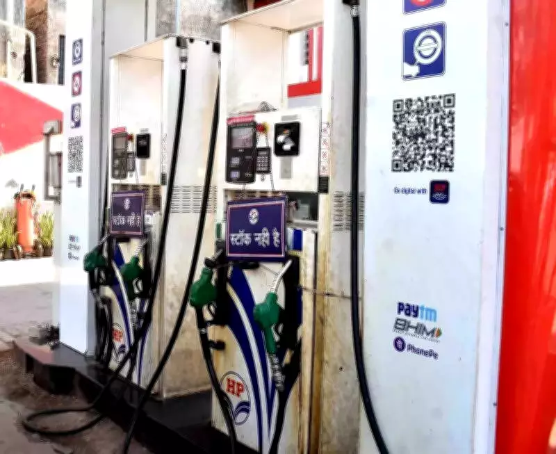 Prayagraj Sees Panic Fuel Buying Despite Government Assurances of Stable Supply