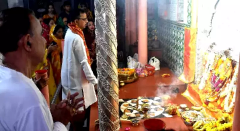 Prayagraj Temples Overflow with Devotees on First Day of Chaitra Navratri