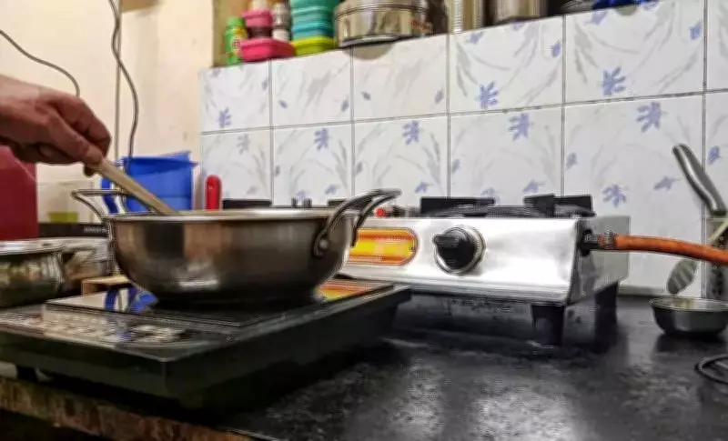 Pune Households Adapt Cooking Habits Amid LPG Cylinder Access Restrictions