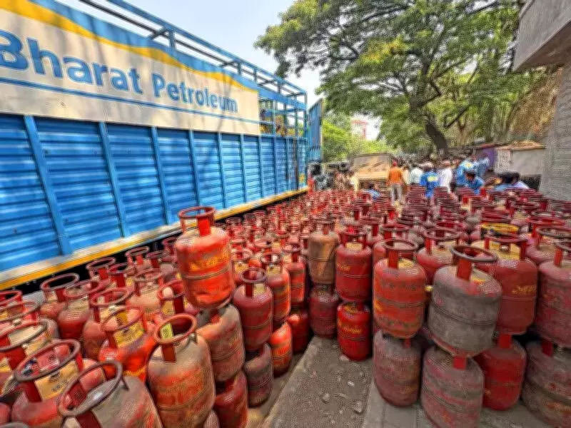 Pune Police Crack Down on Illegal LPG Transfer Amid Middle East Conflict