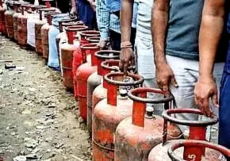 Pune Restaurants Impose Gas Surcharges Amid LPG Cylinder Crisis, Sparking Consumer Outcry