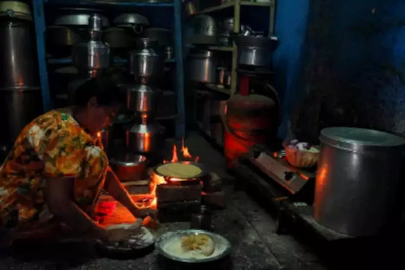 Rural Maharashtra Residents Protest 45-Day LPG Cylinder Rule as Urban Areas Get 25 Days