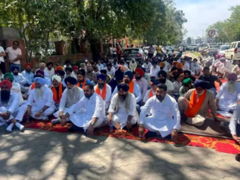 SAD Accuses Punjab Government of Misusing Land Pooling Scheme, Farmers Protest