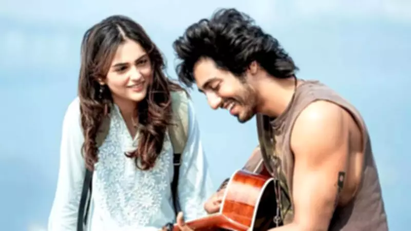 Saiyaara Stars Aneet Padda and Ahaan Panday Shine at Awards Night