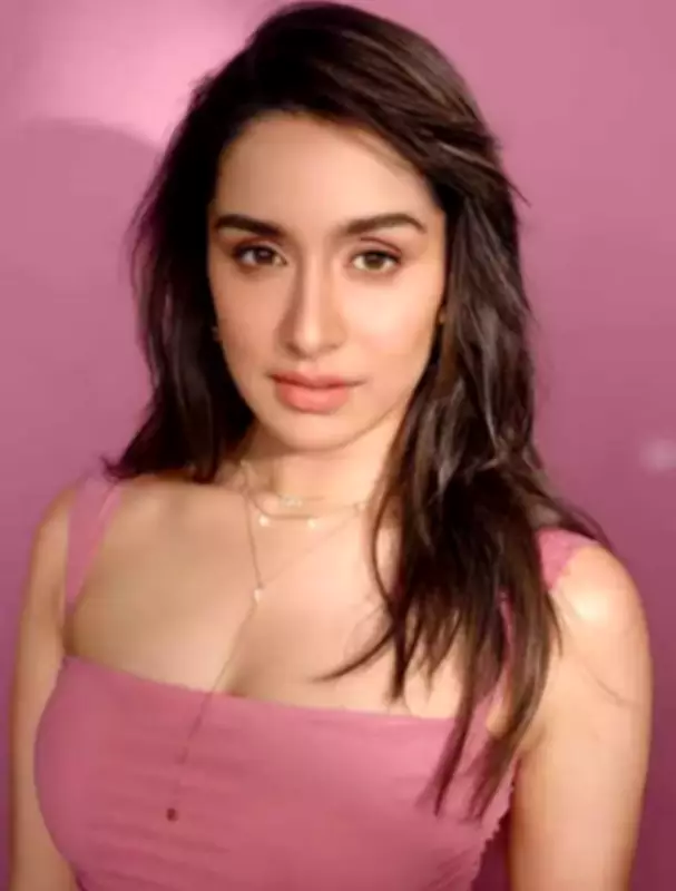 Shraddha Kapoor Cheers Aunt Padmini Kolhapure's Viral Song Rendition