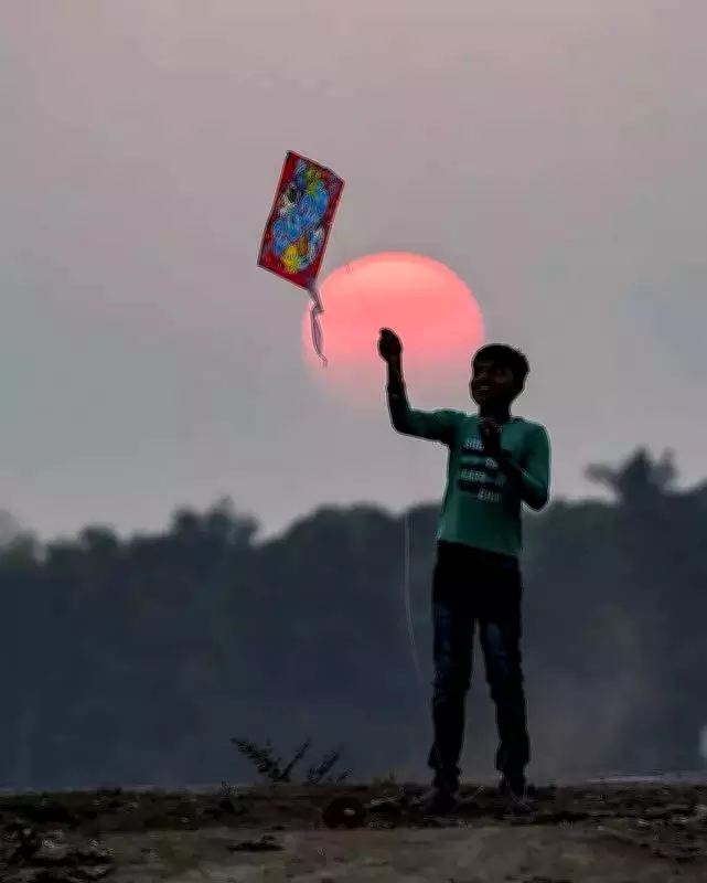 Southern Railway Issues Stern Warning Against Kite Flying Near Tracks in Chennai