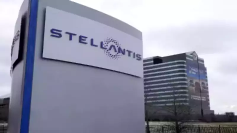 Stellantis Prices €5 Billion Hybrid Bond After EV Strategy Reset