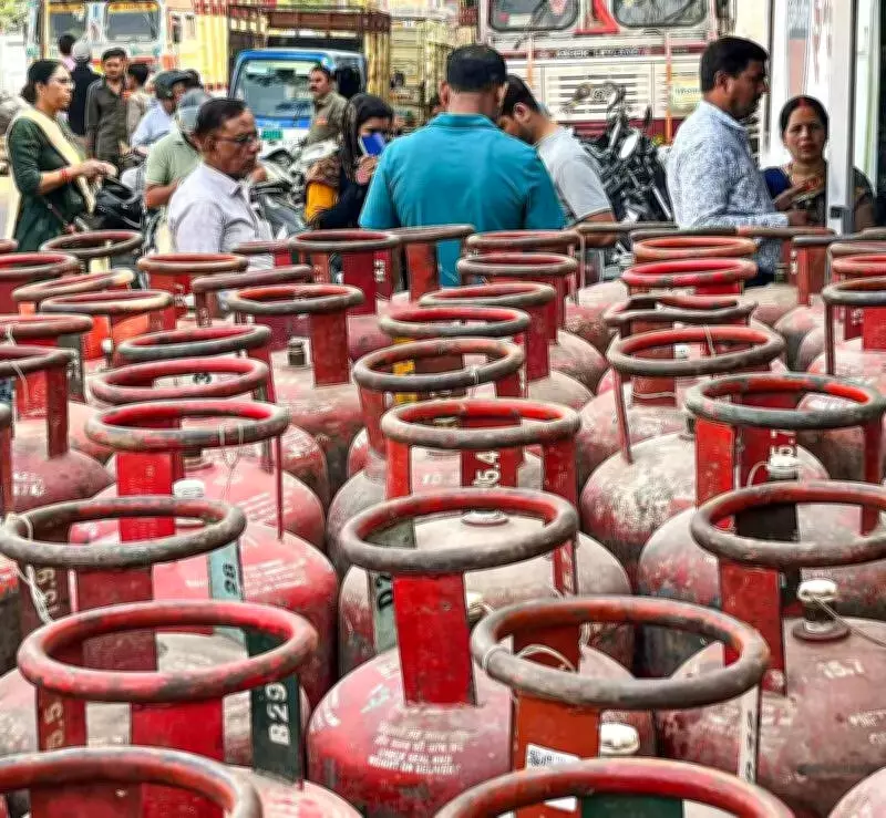 Sultanpur Raid Uncovers 42 LPG Cylinders in Black Marketing Probe