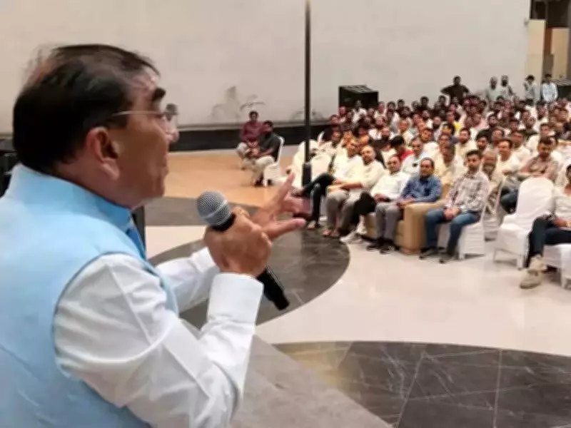 Surat Textile Units Shift to 12-Hour Single Shift Amid Rising Costs