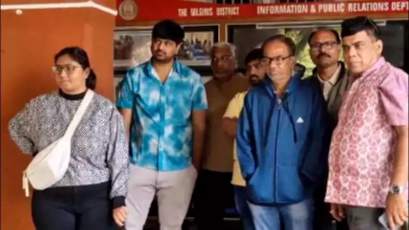 Tourists Confront Officials After Election Squad Seizes Cash in Ooty, Tamil Nadu