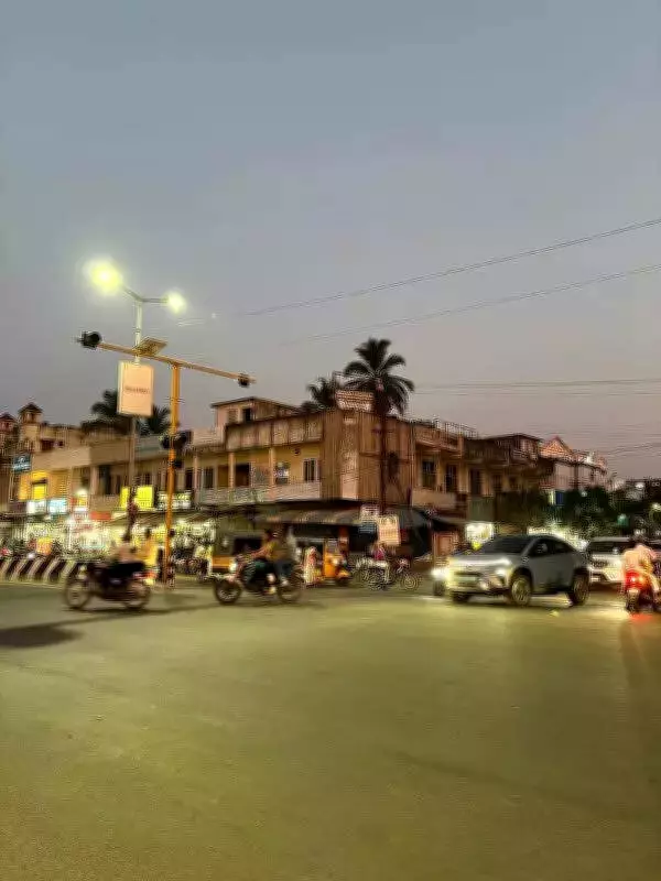 Traffic Chaos on Velachery-Tambaram Road as Faulty Signals Cripple Commute
