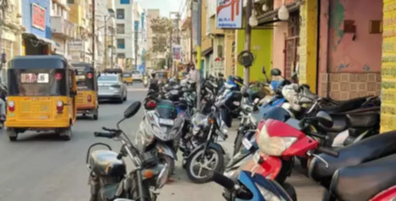 Trichy Anti-Corruption Movement Demands Eviction of Encroaching Two-Wheeler Showrooms