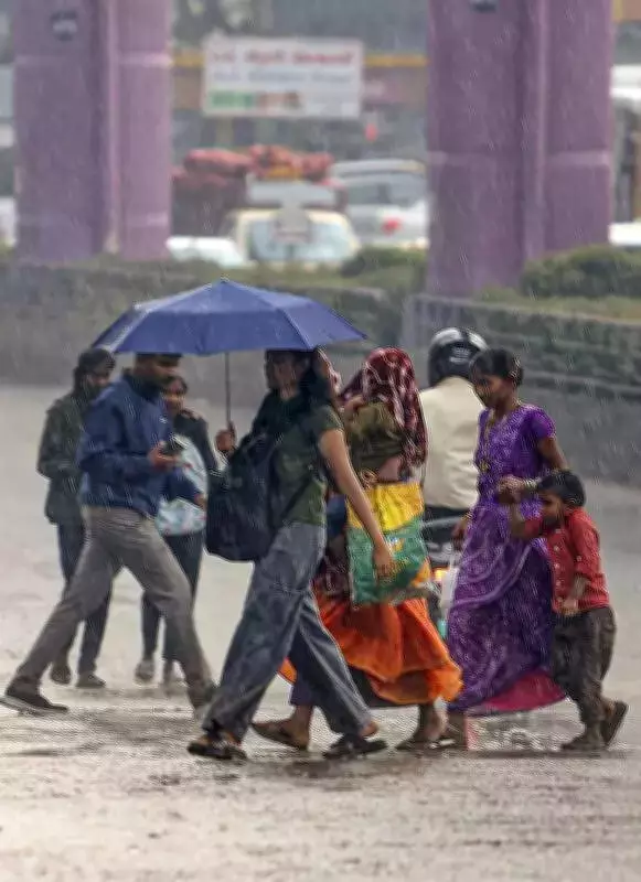 Unseasonal Hailstorms Sweep Karnataka, Disrupt Life While Offering Heat Relief