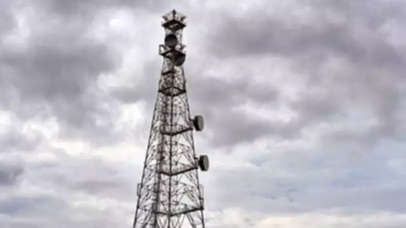 UP Man Climbs Mobile Tower in Sholay-Inspired Stunt to Marry Cousin