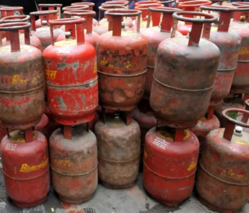 Uttar Pradesh Cracks Down on LPG Black Marketing: 1,483 Raids in Lucknow, 6 Arrested