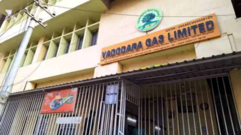 Vadodara Gas Office Chaos Over Rumored Free PNG Connections