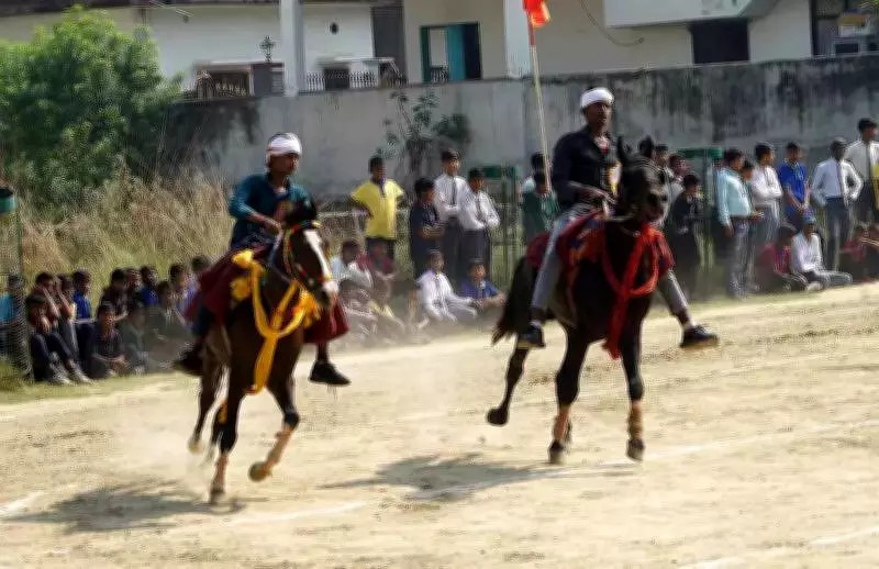 Varanasi Hosts Historic Horse Racing Event, Drawing Thousands of Spectators