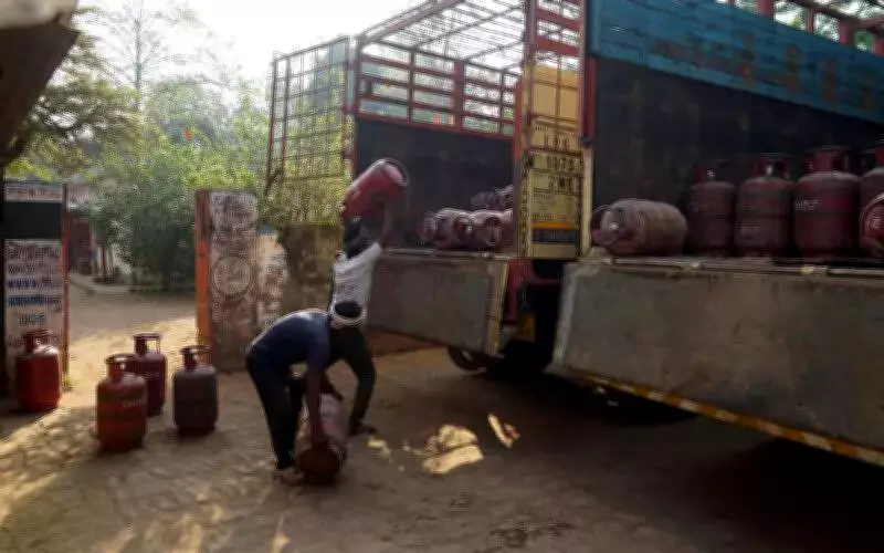 Varanasi LPG Crisis: App Failures, Missed Call Woes Spark Panic Among Consumers