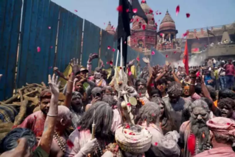 Varanasi's Masane ki Holi Celebrated Amid Restrictions at Manikarnika Ghat