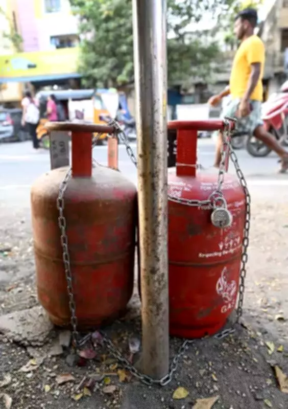 West Asia Conflict Disrupts North Karnataka Weddings with LPG Cylinder Shortage