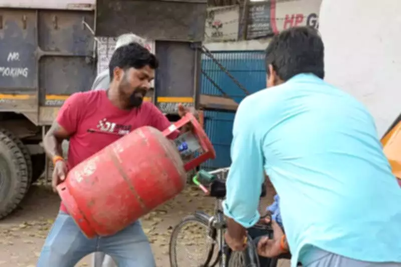 West Asia Conflict Disrupts Vidarbha Exports, Spikes Fruit Prices in Nagpur