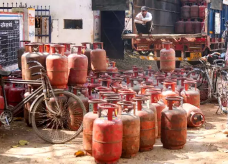 West Asia War Disrupts LPG Supply, Forces 12 Delhi Restaurants to Close